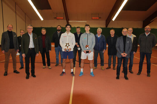 Siegerbild 2022 mit Ehrengästen und Turnierleitung