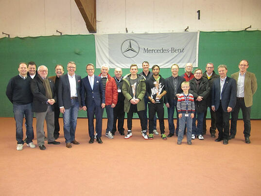 Das Foto zeigt die Turnierleitung, die Ehrengäste und die beiden Finalisten.