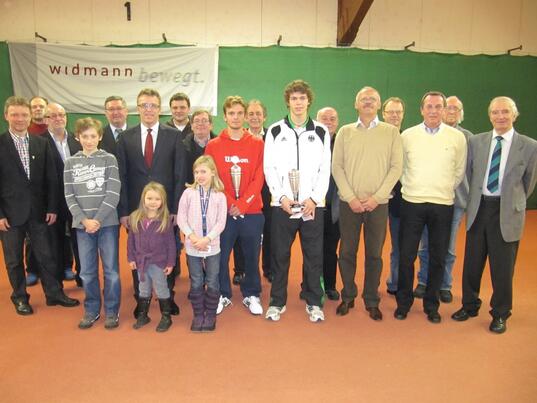 Das Foto zeigt die beiden Sieger mit Turnierleitung und Turnierausschuss, den Ehrengästen und Sponsoren.
