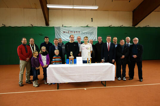 Im Bild die beiden Endspielteilnehmer Christian Haupt (Mitte links) und Libor Salaba (Mitte rechts) mit ATSV-Vorsitzenden Heinrich Bayreuther (Zweiter von rechts), Tennis-Bezirksvorsitzendem Johannes Deppisch (Dritter von rechts), Bürgermeister Franz Stahl (Fünfter von rechts) und Jürgen Gleißner, Vorsitzender des Tennis- Fördervereins (Neunter von rechts) sowie Mitglieder des Turnierausschusses und der Turnierleitung, Turnierarzt und Oberschiedsrichter.